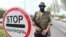 Боевик ДНР охраняет блокпост на дороге из Донецка в Мариуполь