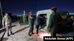 Haftár tábornokkal szövetséges kormányellenes líbiai fegyveresek kísérik foglyaikat Bengázi közelében 2020. május 5-én