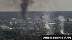 Дым поднимается над Северодонецком во время боев между украинскими и российскими войсками на Донбассе, июнь 2022 года.