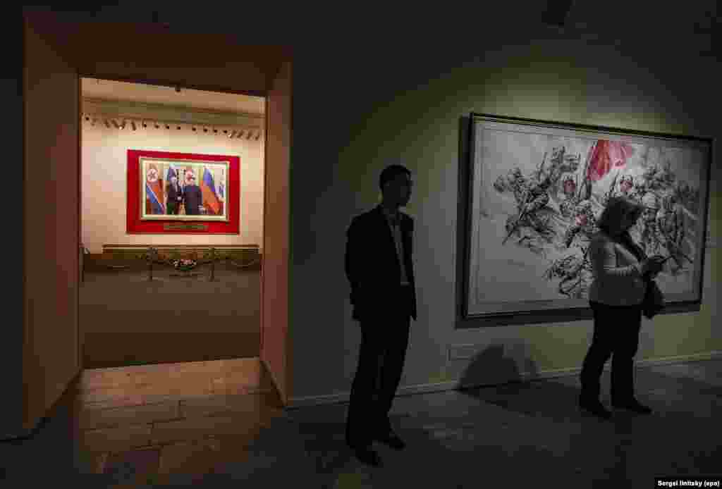 Фотографія президента Росії Володимира Путіна і лідера Північної Кореї Кім Чен Ина на виставці.Після визнання того факту, що північнокорейці воюють пліч-о-пліч з російськими військами, цей союз став головною темою пропаганди Пхеньяна