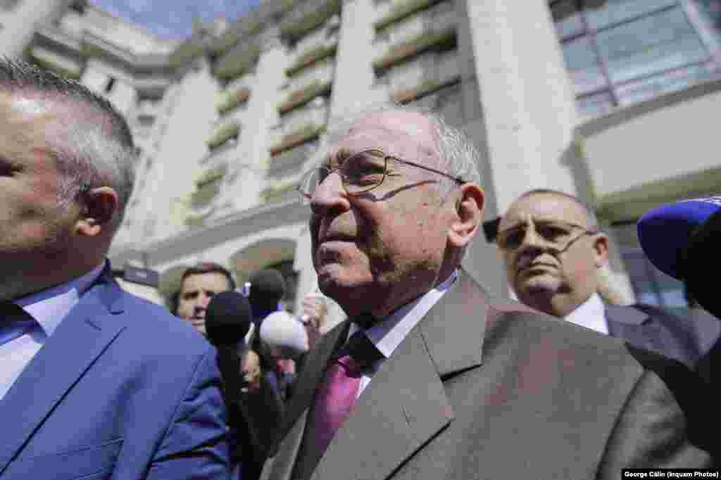 Fostul preşedinte Ion Iliescu a fost chemat la Parchetul General, unde a fost citat în dosarul „Revoluţiei” pe 22 mai 2018. El era urmărit penal pentru infracţiuni contra umanităţii, fapte ce ar fi fost săvârşite între 27 şi 31 decembrie 1989, atunci când era preşedinte al Consiliului Frontului Salvarii Naţionale.