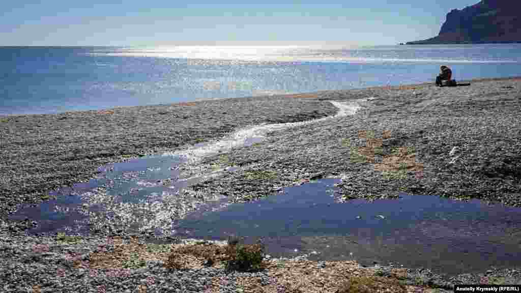 Сточные воды по-прежнему устремляются в открытое море. Ранее крымские чиновники заявляли, что очистные сооружения отремонтируют в 2018 году, позже заговорили о 2021 годе