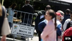 През почивните дни в три софийски парка имаше мобилни пунктове за ваксинация срещу COVID-19. Ваксинирани са общо 1032 души