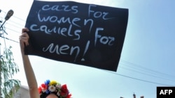 Украиналык ФЕМЕН кыймылынын активист айымы сауди аялдарынын укугун коргоп чыкты.