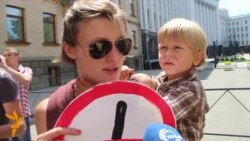 Активісти: Геть поліцаїв з міліції! 