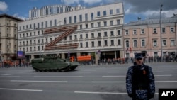 Москва, перед генеральною репетицією військового параду, 7 травня 2025 року. На будівлі літера Z: символ російської агресії проти України під час великої війни, виконаних у кольорах «георгіївської стрічки» – символу попереднього етапу агресії, 2014-2021 років