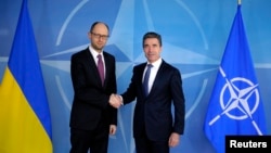 Український прем'єр Арсеній Яценюк та генеральний секретар НАТО Андерс фон Расмуссен, Брюссель, 6 березня 2014 року