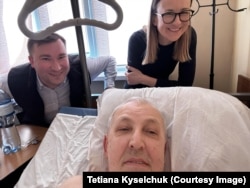Юрій Макаров у лікарні в Києві, його прийшли провідати колеги з «Суспільного» Микола Чернотицький і Тетяна Кисельчук, 17 квітня 2025 року
