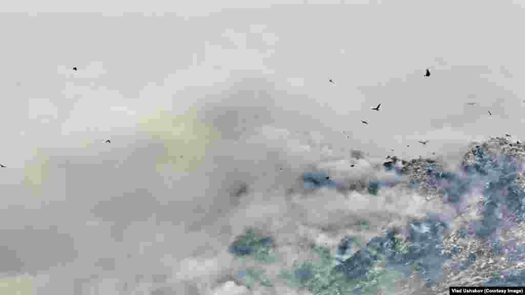 Похоже на кадр из апокалиптического фильма, но это - реальная горящая гора мусора.