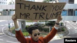 "Hvala vam gospodine Trump", poruka na transparentu demonstranta, Hong Kong