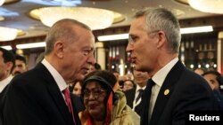 Түркиянын президенти Режеп Тайип Эрдоган менен НАТОнун баш катчысы Йенс Столтенберг Анкарадагы президенттин инагурациясында, 3-июнь, 2023-жыл. 
