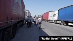 Назди гузаргоҳи Фотеҳобод