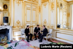 Володимир Зеленський, Емманюель Макрон та Кір Стармер під час зустрічі в Єлисейському палаці перед самітом «Коаліції рішучих». Париж, 27 березня 2025 року