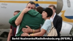 Матрос МБАК «Никополь» Сергій Цибізов в міцних батьківських обіймах