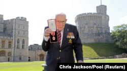 Королева Єлизавета ІІ посвятила капітана Томаса Мура у лицарі у липні минулого року