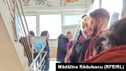 Alegeri prezidențiale turul 1, București, România. Coadă la secția de votare nr 322 din sectorul 2. Secția a fost mutată la etajul 2 al clădirii.