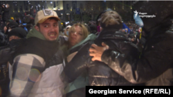 დაშავებული ჟურნალისტი, მარიამ გაფრინდაშვილი, აქციის მონაწილეებს სასწრაფო სამედიცინო დახმარების მანქანასთან მიჰყავთ, 30 ნოემბრის ღამე, 2024 წელი