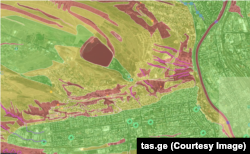 წითლად მონიშნულია მაღალი გეოლოგიური საფრთხის ზონები, ყვითლად საშუალო სიმძიმის საფრთხის ზონები, მწვანე ფერით უსაფრთხო ტერიტორიაა აღნიშნული