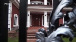 Активісти привезли генпрокурору Луценку «родинний прапор корупціонерів» додому (відео)