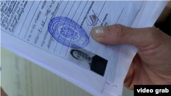 Кримчанка Ірина Буняк тримає в руках документ про відбування тюремного покарання в Росії