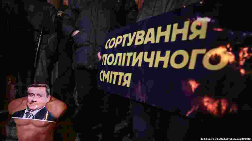 На манекени наклеїли і фото заступника Ірини Венедиктової&nbsp;Олександра Бабікова