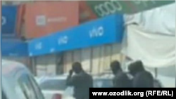 Сотрудники спецназа на технорынке «Малика». Кадр с видеозаписи.