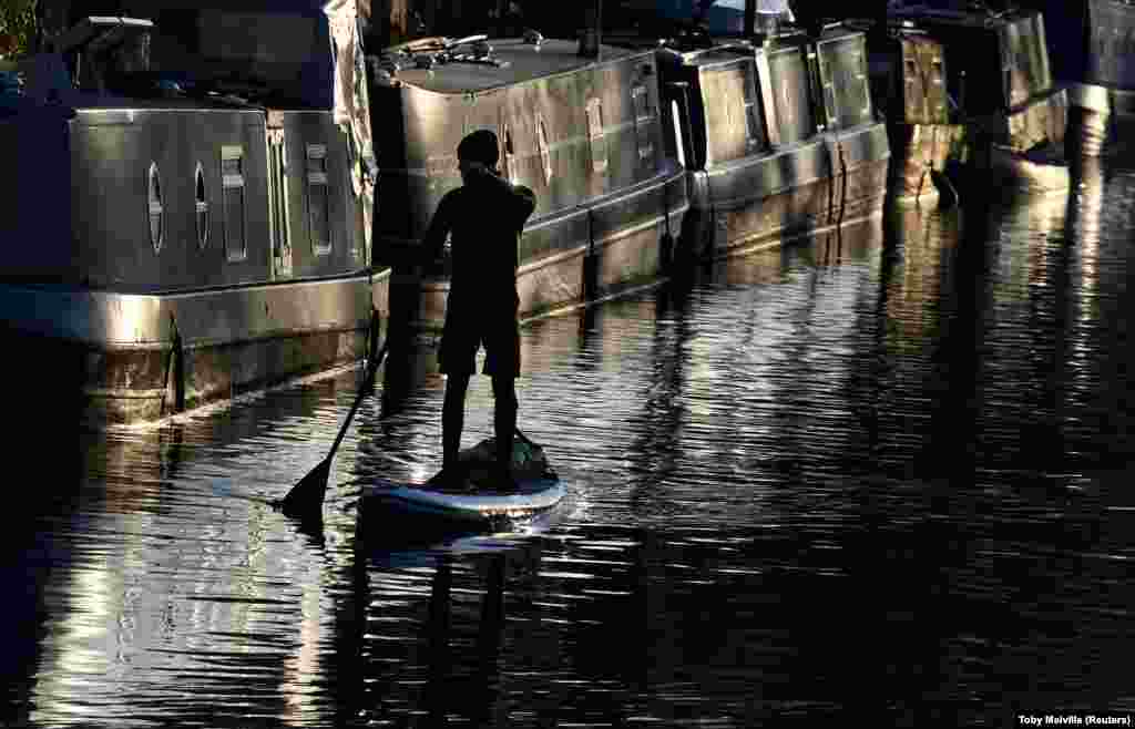Van, aki megtalálja a módját, hogy élvezze a napfényt, és biztonságban is legyen. Londonban, a Regent&#39;s Canalon evez egy férfi egyedül.&nbsp;