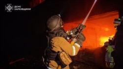 Echipele de intervenție se luptă cu incendiile după ce un atac cu drone a lovit orașul Harkov