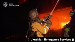 Пожежники на місці удару безпілотника по Харкову, Україна, 2 квітня 2025 року, фото ілюстративне