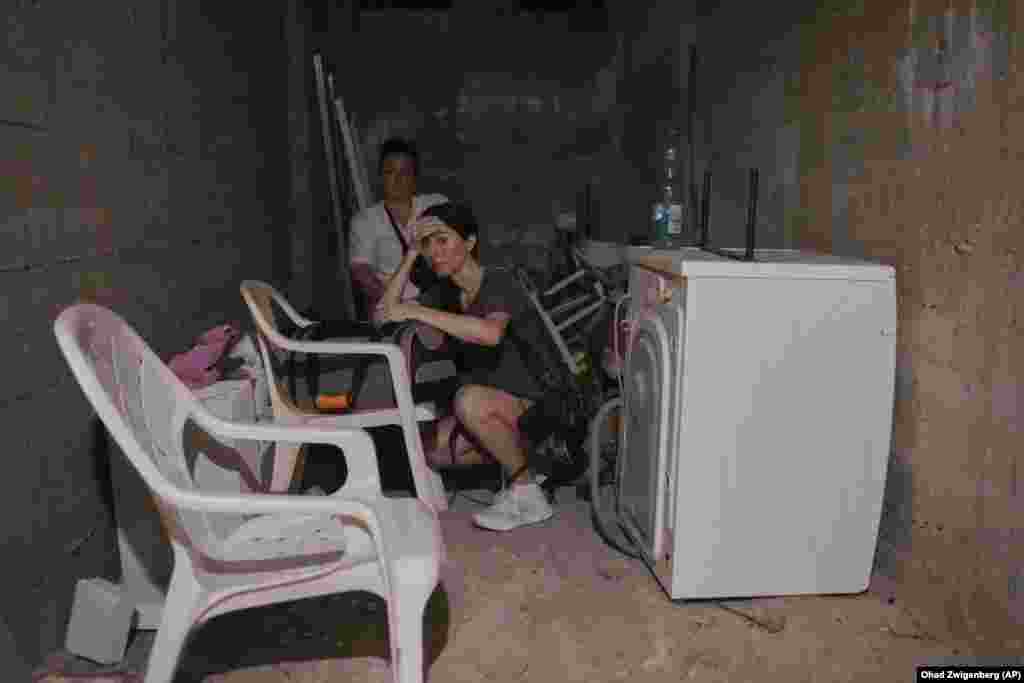 Izraelitë duke u strehuar pas një sulmi iranian në Bat Jam, më 15 qershor.