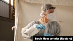 Париждин чекесиндеги калкты тесттен өткөрүүчү борбор.