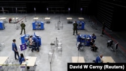 Centrul de vaccinare anti-COVID-19 de pe Arena O2 de la Praga, 9 aprilie 2021.