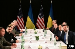 Întâlnire între vicepreședintele american, JD Vance (dreapta), secretarul american de stat Marco Rubio (al doilea din dreapta) și președintele ucrainean, Volodimir Zelenski (al doilea din stânga) în marja Conferinței de Securitate de la Munchen.