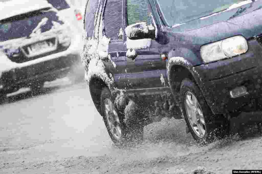 Талант Казакбаевдин айтымында, кар тазалоочу машинелер жол чырактардын иштебей калганынан улам башка унаалар менен кошо тыгында калып, тийиштүү көлөмдү аткара албай калып жатат.