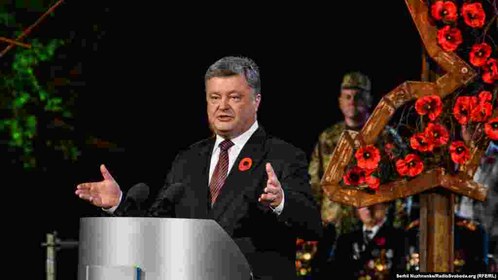 Петро Порошенко: &laquo;Хижа й ненажерлива імперія знову не рахується з державними кордонами і прагне розширити свій так званий життєвий простір. Україна знову дає відсіч, &ndash; хіба що з тією різницею, що ворог прийшов не з Заходу, а зі Сходу&raquo;