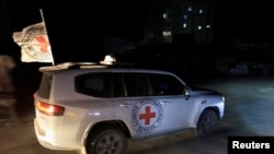 Машина Красного Креста в секторе Газа, перевозящая тело погибшего израильского заложника, 27 октября 2025 года