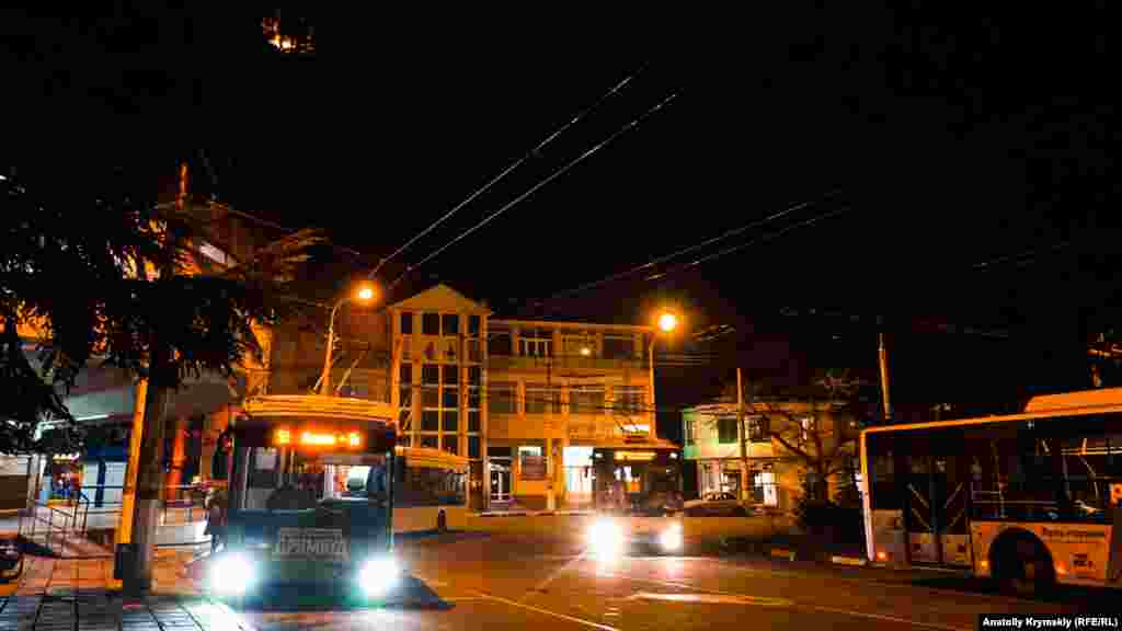 Троллейбусов больше, чем самих пассажиров