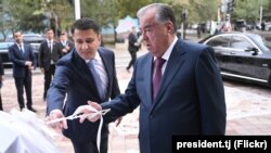 Глава Avesto Group Мухаммад Мирзо (слева) участвует в официальном мероприятии с президентом Эмомали Рахмоном в Душанбе, октябрь 2023 года