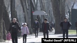 Люди на улице Душанбе. Иллюстративное фото.