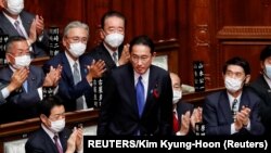 Japán nemrégiben megválasztott új miniszterelnöke, Kisida Fumio a parlamentben