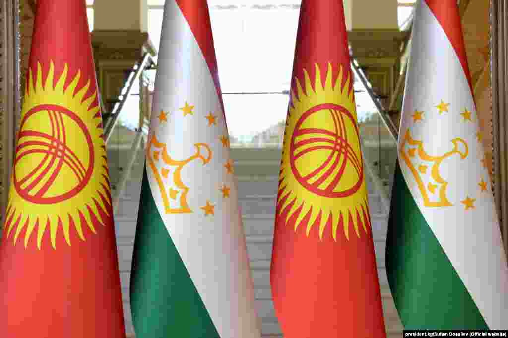 Кыргызстан менен Тажикстандын чек арасы - 970 чакырым. Мунун 519 чакырымы такталган, калганы талаштуу бойдон турат.