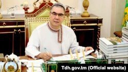 «Это стихотворение – очередной пропагандистский трюк для восхваления самого Аркадака» - школьный учитель о стихотворении Гурбангулы Бердымухамедова.