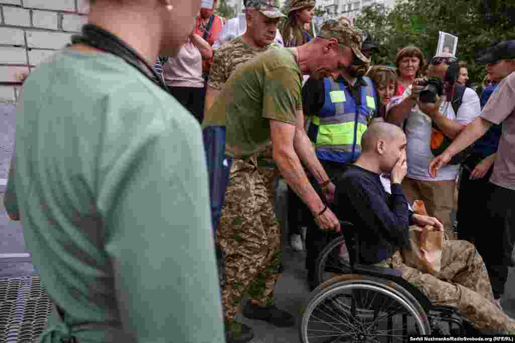 Важкопоранений військовий після повернення з полону РФ