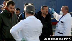 Stafi mjekësor në Shqipëri duke kontrolluar ditë më parë disa pasagjerë.