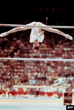 A 14 éves Nadia Comăneci a montréali olimpián, 1976. július 19-én