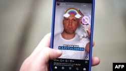 ماکس دمج که در اینستاگرام نیز طرفداران متوسطی دارد، در تیک‌تاک ترانه‌هایی درباره غزه هم به اشتراک می‌گذارد 