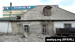 Астанада Cәтпаевтар отбасы екі бөлмесін 45 мың теңгеге жалдап тұрып жатқан ескі үй.