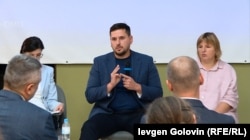 Заступник міністра Мінсоцполітики, сім’ї та єдності Анатолій Комірний під час презентації звіту про забезпеченням житла для ВПО