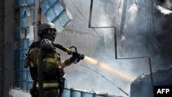 Рятувальники гасять пожежу після однієї з попередніх російських атак на Харків, липень 2025 року