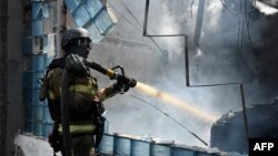 Рятувальники гасять пожежу в Харкові, що виникла після російського удару 24 липня 2025 року